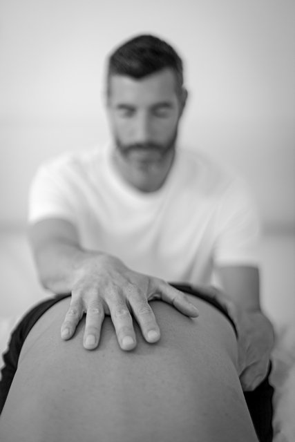Xavi, osteópata de Osteoquantum, tratando a un paciente